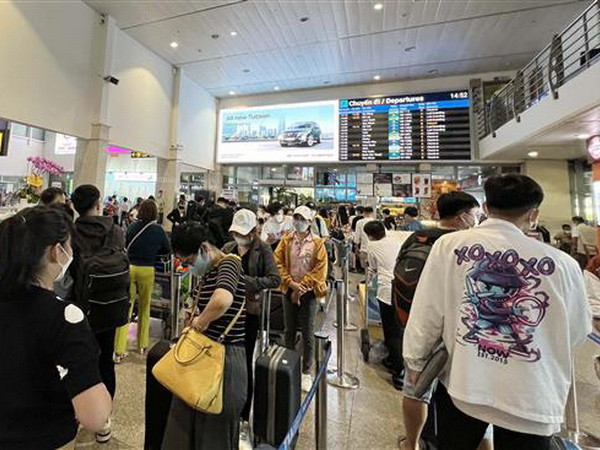 Khách qua sân bay Tân Sơn Nhất tăng kỷ lục, taxi thiếu hụt trầm trọng ảnh 1