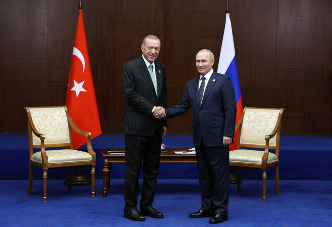 Tổng thống Thổ Nhĩ Kỳ Recep Tayyip Erdogan (trái) và Tổng thống Nga Vladimir Putin tại cuộc gặp ở Astana, Kazakhstan hôm 13/10/2022. (Nguồn: Reuters) Nga, Thổ Nhĩ Kỳ mong muốn tăng cường các dự án năng lượng ảnh 1
