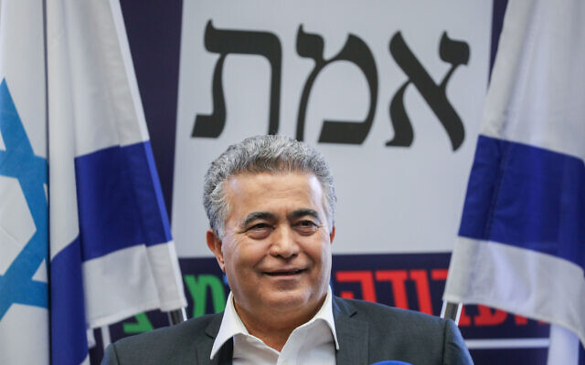 Lãnh đạo Công đảng, nghị sỹ Amir Peretz. (Nguồn: timesofisrael.com) Công đảng chính thức gia nhập liên minh cầm quyền tại Israel ảnh 1