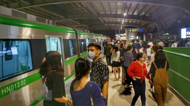 Hành khách đi tàu Cát Linh-Hà Đông đã tăng dần sau thời gian đưa vào vận hành và khai thác thương mại. (Ảnh: Tuấn Đức/TTXVN) Sản lượng vận tải hành khách xe buýt, đường sắt đô thị liên tục tăng ảnh 1