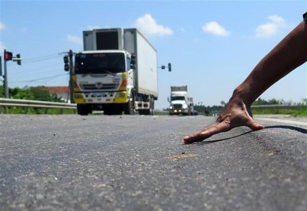 Mặt đường bê tông nhựa bị hằn lún vệt bánh xe cao tốc Đà Nẵng-Quảng Ngãi. (Nguồn: TTXVN) VEC chây ì sửa chữa hư hỏng tại cao tốc Đà Nẵng-Quảng Ngãi ảnh 1