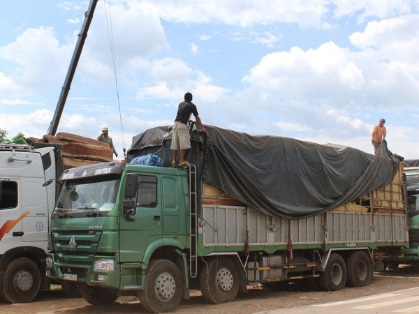 Quảng Trị: Kẹt cứng phương tiện giao thông ở cửa khẩu La Lay ảnh 1