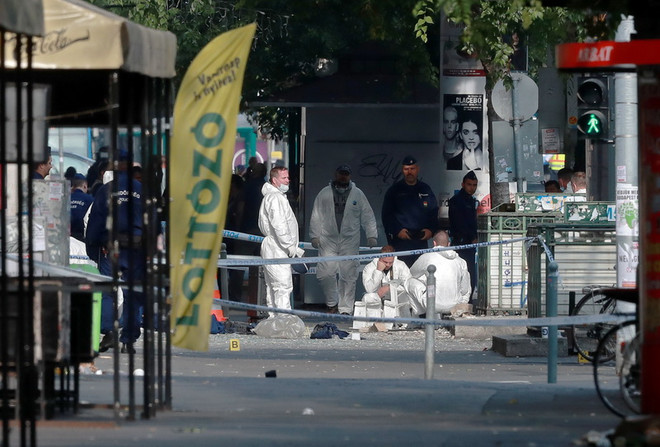 Cảnh sát điều tra tại hiện trường vụ nổ ở Budapest, Hungary ngày 25/9. (Nguồn: AFP/TTXVN) Hungary bắt giữ nghi can đánh bom ở Budapest hồi tháng trước ảnh 1