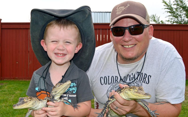 Cậu bé 2 tuổi gây ấn tượng với sở thích chơi đùa cùng cá sấu ảnh 3