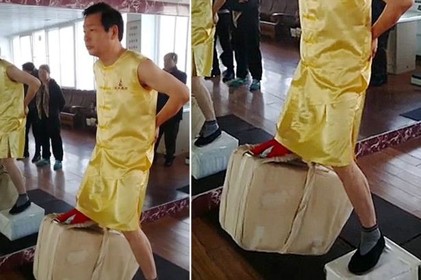 Võ sư kungfu dùng...hạ bộ để đung đưa túi gạch nặng 80kg ảnh 1