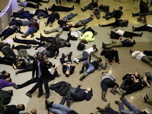 Tuần hành 7 ngày phản đối quyết định của tòa án vụ Ferguson ảnh 2