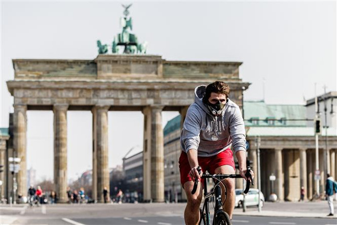 Người dân đeo khẩu trang phòng dịch COVID-19 tại Berlin, Đức ngày 28/3/2020. (Ảnh: THX/TTXVN) WHO hối thúc châu Âu duy trì các biện pháp mạnh chống COVID-19 ảnh 1