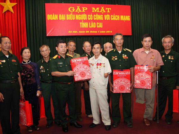 Bộ Quốc phòng gặp mặt người có công với cách mạng tỉnh Lào Cai ảnh 1