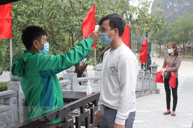 Công tác phòng chống dịch COVID-19 tại một khu du lịch. (Ảnh: Hải Yến/TTXVN) Du lịch Tết Nguyên đán Nhâm Dần: Trải nghiệm an toàn, đậm đà sắc Xuân ảnh 2