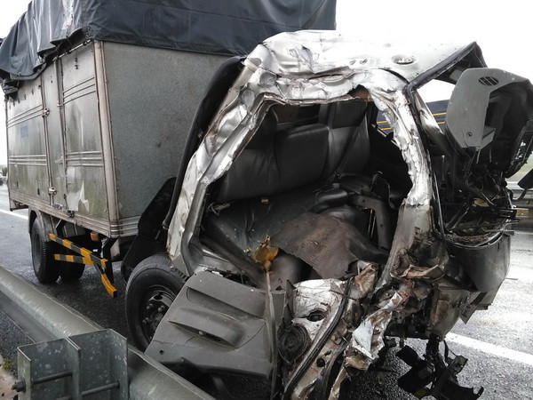 Xe khách đâm xe tải trên cao tốc Trung Lương, 5 người thương vong ảnh 1