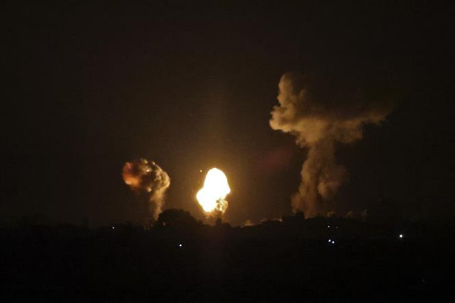 Quân đội Israel tiến hành không kích vào trung tâm Dải Gaza ảnh 1