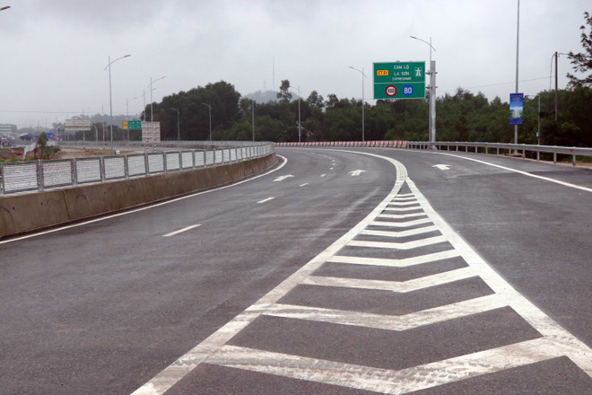 Cao tốc Cam Lộ-La Sơn. (Ảnh: Đỗ Trưởng/TTXVN) ttxvn_cao_toc_cam_lo_-_la_son_2102.jpg