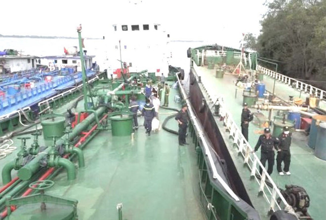 Hải quan tăng cường công tác chống buôn lậu xăng dầu và than ảnh 1