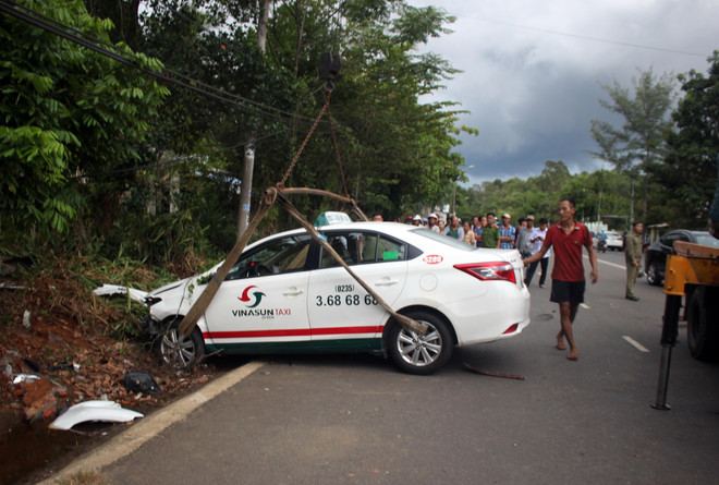 Quảng Nam: Xe taxi va chạm với xe máy, 2 người tử vong ảnh 1