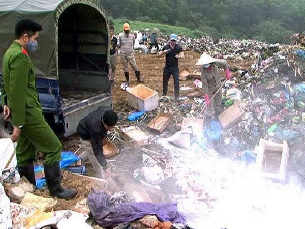 Quảng Ninh: Liên tiếp bắt giữ 1,5 tấn hải sản, gà bốc mùi hôi thối ảnh 1