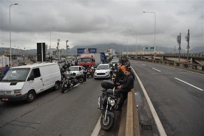 Cảnh sát Brazil truy tìm các đối tượng liên quan vụ bắt cóc xe buýt ảnh 1