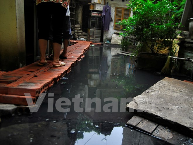 Các hộ dân 146 Quán Thánh vẫn khắc khoải chờ nước cống rút ảnh 1