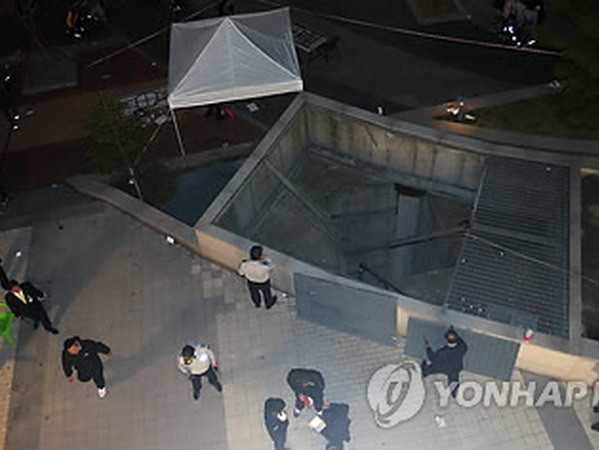 Hiện trường vụ tai nạn. (Nguồn: Yonhap News) Hàn Quốc: Sập hầm thông gió ở trung tâm biểu diễn, 15 người chết ảnh 2