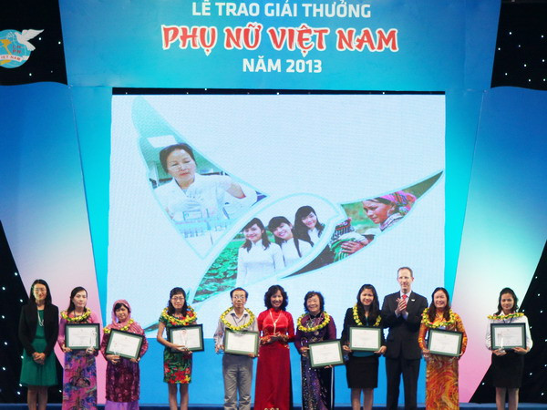 Trao Giải thưởng Phụ nữ Việt Nam cho 5 tập thể và 10 cá nhân ảnh 1