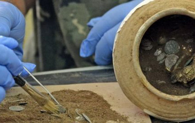 Phát hiện kho báu chứa tiền vàng 'cực kỳ có giá trị' bên bờ Biển Đen ảnh 1