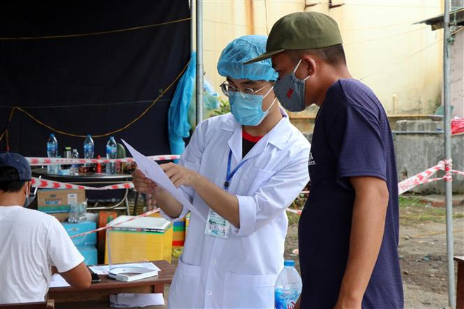 Một sản phụ "vượt cạn" thành công tại chốt kiểm soát y tế của TT-Huế ảnh 1