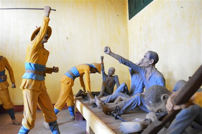 Mô tả cảnh tra tấn tù nhân tại Di tích Quốc gia đặc biệt Nhà đày Buôn Ma Thuột. (Ảnh: Tuấn Anh/TTXVN) Nhà đày Buôn Ma Thuột được xếp hạng Di tích quốc gia đặc biệt ảnh 1