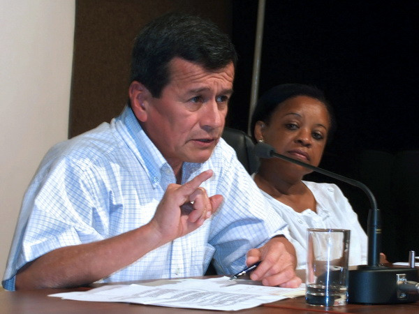 Trưởng đoàn đàm phán của ELN Pablo Beltrán trong cuộc họp báo tại La Habana, Cuba ngày 27/6/2007. (Nguồn: AFP/TTXVN) FARC bắt đầu tiến trình giải giáp vũ khí theo thỏa thuận hòa bình ảnh 1