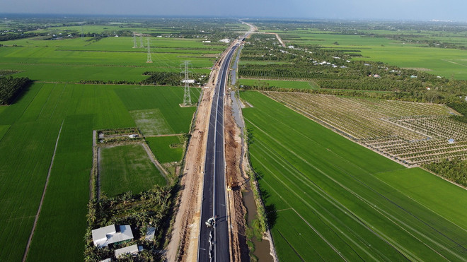Cao tốc Mỹ Thuận-Cần Thơ thuộc hệ thống đường cao tốc Bắc-Nam phía Đông, qua địa bàn tỉnh Vĩnh Long và Đồng Tháp. (Ảnh: Huy Hùng/TTXVN) ttxvn_cao toc can tho my thuan.jpg