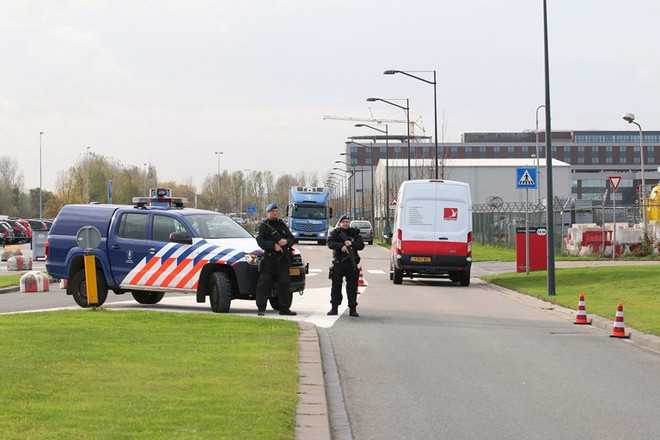 Lực lượng quân cảnh Hà Lan kiểm soát lối vào sân bay Rotterdam ngày 17/11. (Nguồn: EPA/TTXVN) IS có 60-80 gián điệp ở châu Âu để gây ra tấn công khủng bố ảnh 1