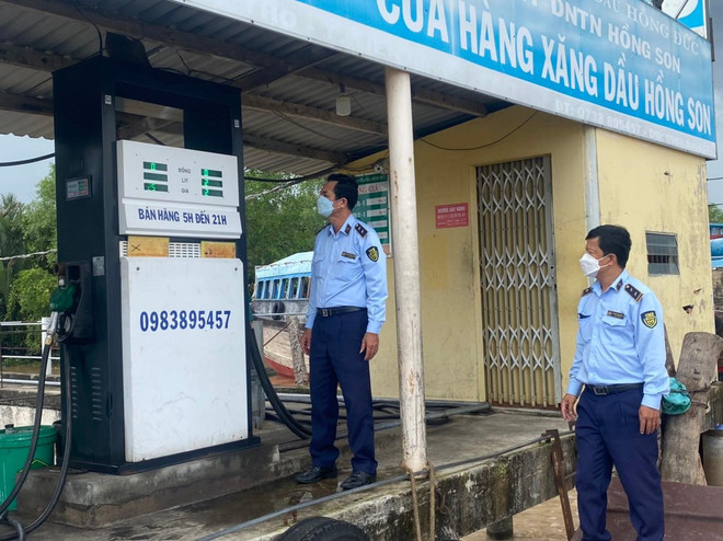 Lực lượng quản lý thị trường giám sát một cửa hàng xăng dầu. (Nguồn: Quản lý thị trường cung cấp) Lâm Đồng: Chấn chỉnh 8 cửa hàng xăng dầu ngừng bán không chính đáng ảnh 1