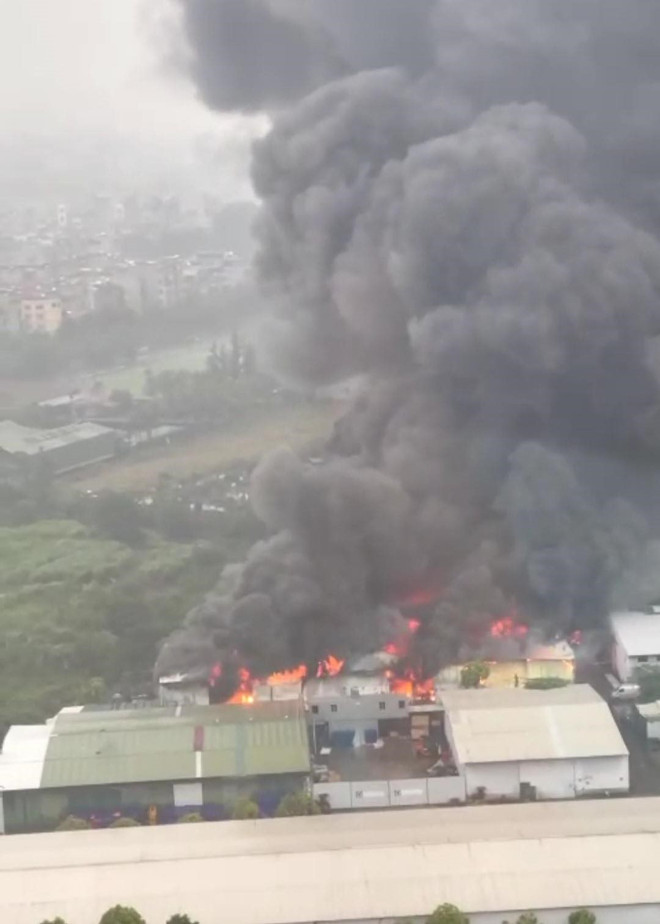 Hà Nội: Cháy lớn ở một nhà kho tại Hà Đông, có người mắc kẹt ảnh 3