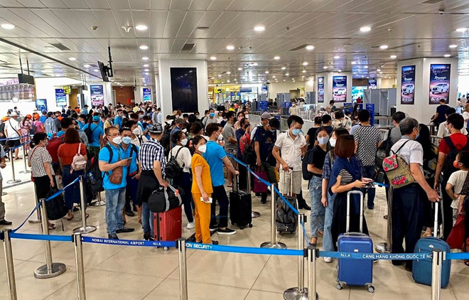 Lượng khách nội địa tăng cao kỷ lục trong các tháng Hè khiến sân bay luôn trong tình trạng quá tải. (Ảnh: CTV/Vietnam+) Vụ khách lọt dao lên máy bay: Tạm đình chỉ nhân viên soi chiếu ảnh 1