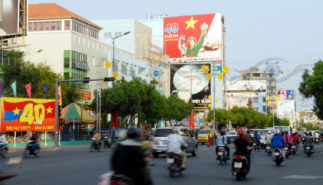 TP. Hồ Chí Minh trên đường phát triển: Bài 1- Mở đường Đổi mới ảnh 1