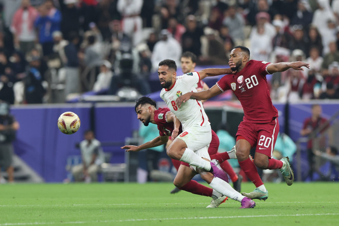 Chiến thắng thuộc về Qatar (áo đỏ) là hoàn toàn xứng đáng. ttxvn_qatar_vo_dich_asian_cup_2023_2.jpg
