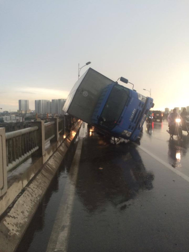 Hà Nội: Hàng trăm cây gãy đổ, ít nhất 5 người thương vong ảnh 2