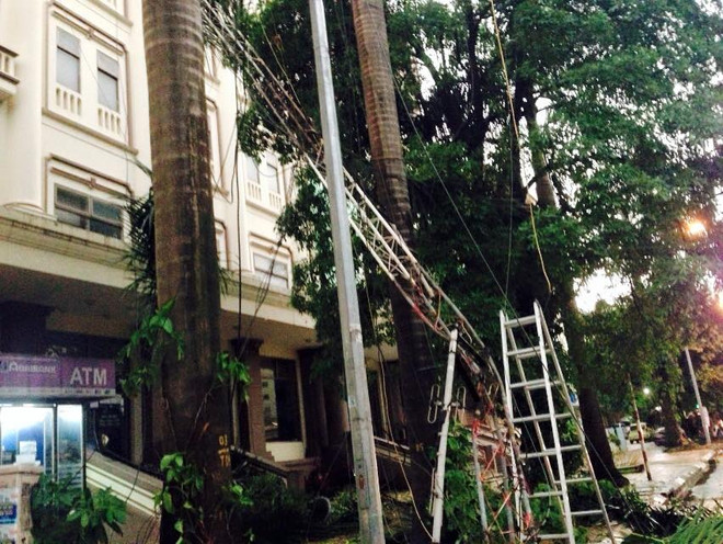 Nhiều tuyến đường Hà Nội đã hết úng ngập sau trận mưa dông ảnh 1