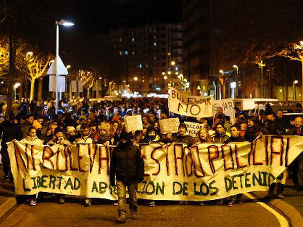 Biểu tình phản đối dự án quy hoạch tuyến phố Calle Vitoria. (Nguồn: AFP) Tây Ban Nha hủy dự án quy hoạch đường phố tốn kém ảnh 1