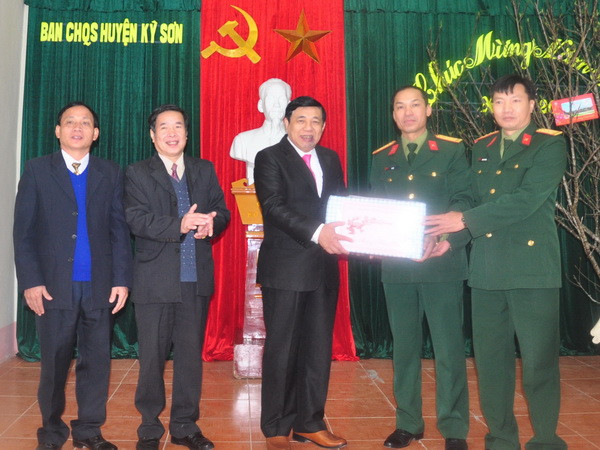 Phó Bí thư Tỉnh ủy, Chủ tịch Ủy ban Nhân dân tỉnh Nghệ An tặng quà tết tại huyện Kỳ Sơn. (Ảnh: Tá Chuyên/Vietnam+) Nghệ An: Thăm, tặng quà Tết ở huyện biên giới Kỳ Sơn ảnh 2