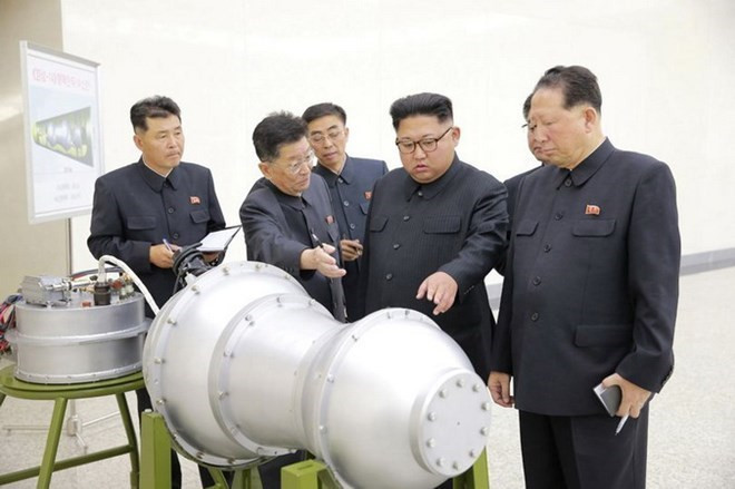 Nhà lãnh đạo Triều Tiên Kim Jong-un kiểm tra một quả bom khinh khí-bom H. (Nguồn: Yonhap/KCNA) Mỹ: Triều Tiên, Iran có thể gây ra tình trạng phổ biến vũ khí hủy diệt ảnh 1