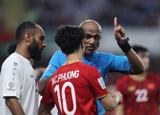 Trọng tài Ahmed Al-Kaf từng điều khiển trận Việt Nam thắng Yemen 2-0. (Nguồn: AFC) Công bố trọng tài bắt chính 2 trận Việt Nam-UAE, Việt Nam-Thái Lan ảnh 1