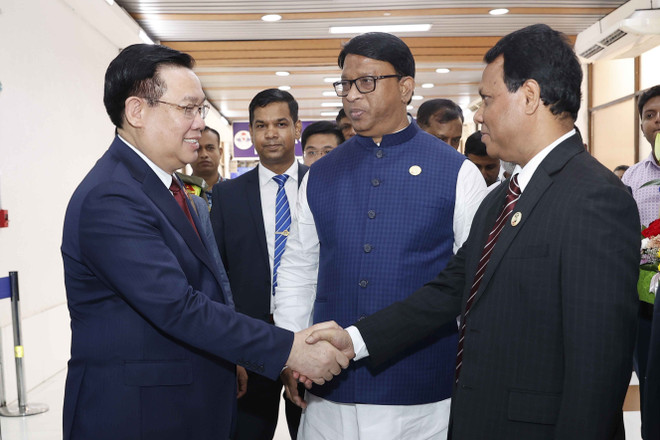 Lễ đón Chủ tịch Quốc hội Vương Đình Huệ tại Sân bay Quốc tế Hazart Shahjalal, Thủ đô Dhaka. (Ảnh: Doãn Tấn/TTXVN) Chủ tịch Quốc hội đến Dhaka, bắt đầu thăm chính thức CHND Bangladesh ảnh 1