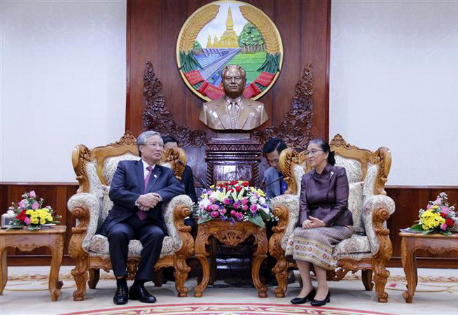 Thường trực Ban Bí thư hội kiến với Chủ tịch Quốc hội Lào ảnh 1