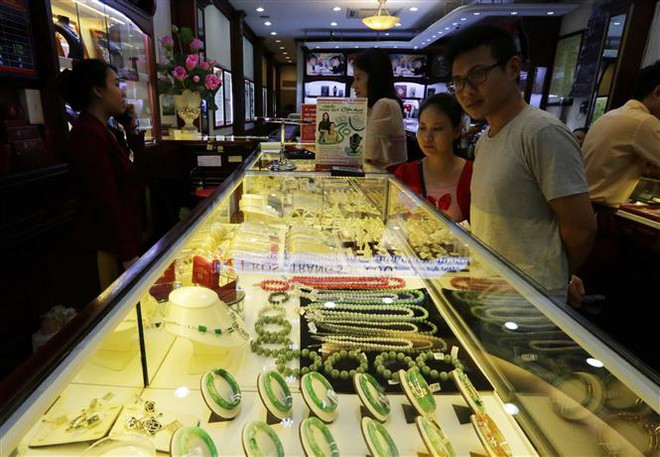 Giá vàng thế giới tụt xuống mức “đáy” trong gần một tuần ảnh 1