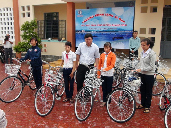Gần 300 suất quà đến với trẻ em vùng lũ Quảng Ngãi ảnh 1