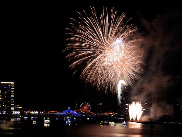 Đêm pháo hoa thứ 4: Nhịp cầu khát vọng của tình yêu, tình bạn ảnh 1