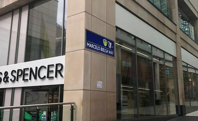 HLV Bielsa được tri ân sau khi đưa Leeds trở lại Premier League ảnh 1