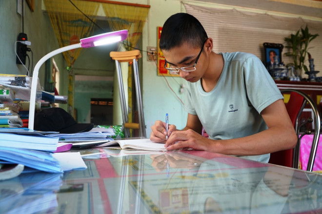 Cậu học trò khuyết một chân với ước mơ giảng đường Đại học ảnh 1