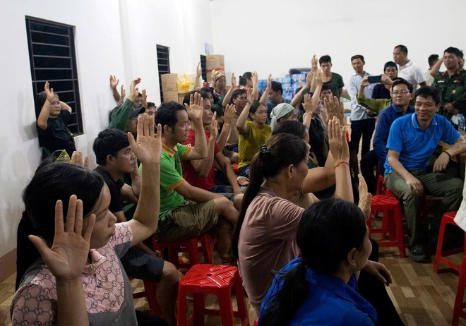 Lấy ý kiến biểu quyết của người dân thôn Làng Nủ về phương án tái định cư. Ảnh: (TTXVN phát) ttxvn_lao_cai_chot_phuong_an_tai_dinh_cu_thon_lang_nu_moi_o_huyen_bao_yen_1509-3.jpg
