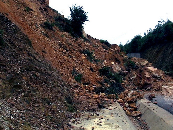 Bình Định: Sạt lở núi, thôn 3 xã An Nghĩa bị cô lập hoàn toàn ảnh 1
