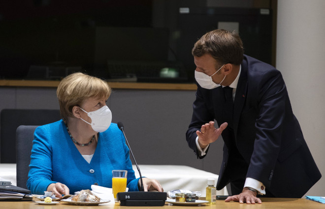 Tổng thống Pháp Emmanuel Macron (phải) và Thủ tướng Đức Angela Merkel tại Hội nghị thượng đỉnh EU ở Brussels, Bỉ, ngày 18/7/2020. (Ảnh: AFP/TTXVN) Mối quan hệ EU-Nga: Băng giá vẫn không thể tan giữa mùa Hè ảnh 1